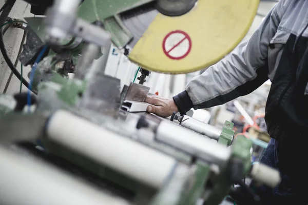 Arbeider Montage Pvc Deuren Ramen Productie Werk Selectieve Aandacht Fabriek — Stockfoto