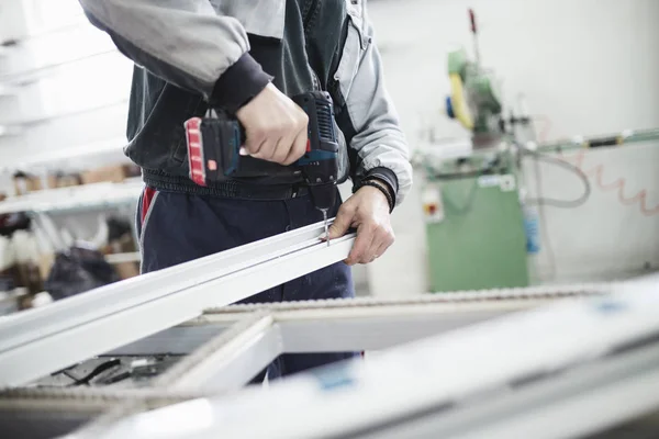 Trabajador Manual Montando Puertas Ventanas Pvc Trabajo Manufactura Enfoque Selectivo — Foto de Stock