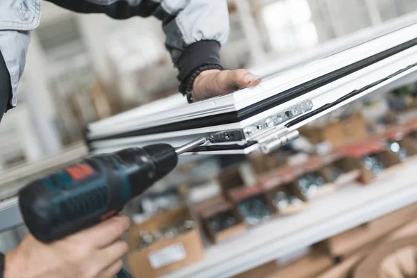 İşçi montaj Pvc kapı ve pencere. Üretim iş. Seçici odak. Alüminyum ve Pvc Pencere ve kapı üretimi için fabrika. 