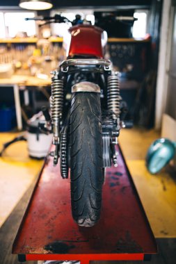 onarım garajda eski özel motosiklet