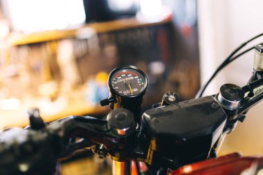 onarım garajda eski özel motosiklet