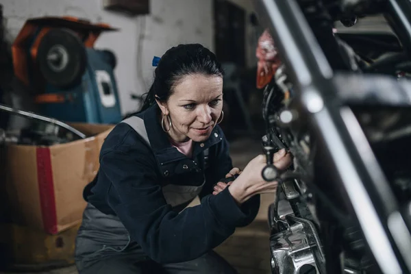 Сильна Гідна Жінка Робить Важку Роботу Майстерні Ремонту Автомобілів Мотоциклів — стокове фото