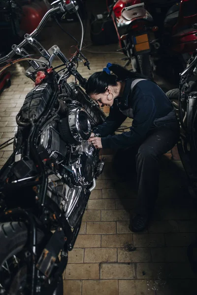 Mulher Forte Digna Fazendo Trabalho Duro Oficina Reparação Automóveis Motocicletas — Fotografia de Stock