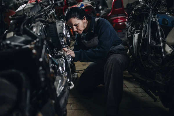 Femme Forte Digne Faisant Travail Dur Dans Atelier Réparation Voiture — Photo