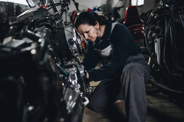 Silná Hodný Žena Dělá Tvrdé Práci Opravně Aut Motocyklů — Stock fotografie