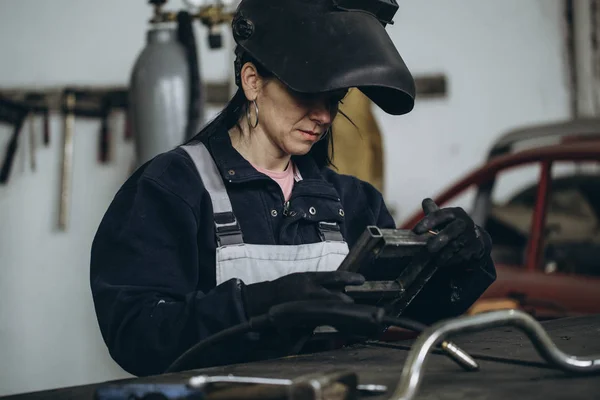 Mulher Forte Digna Fazendo Trabalho Duro Oficina Reparação Automóveis Motocicletas — Fotografia de Stock