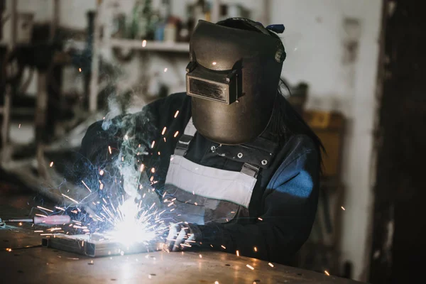 Soldador Mulher Forte Digno Fazendo Trabalho Duro Carro Motocicleta Oficina — Fotografia de Stock