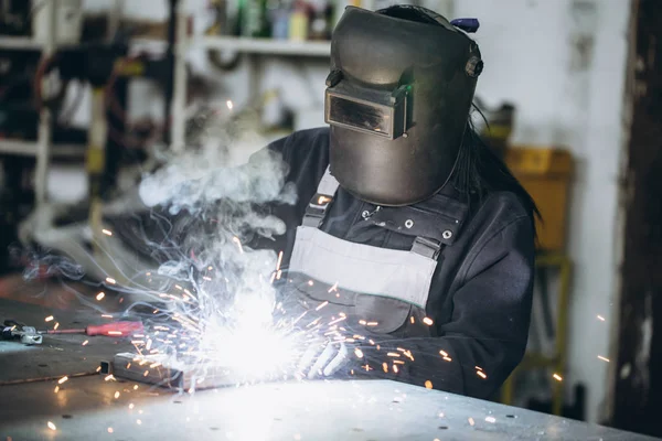 Soldadora Fuerte Digna Haciendo Trabajo Duro Taller Reparación Automóviles Motocicletas — Foto de Stock