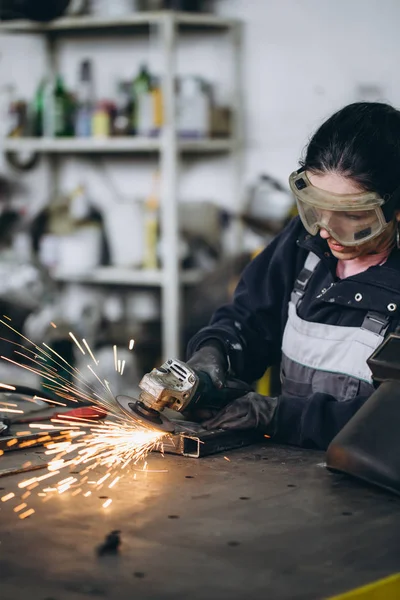 Femme Forte Digne Faisant Travail Dur Dans Atelier Réparation Voiture — Photo