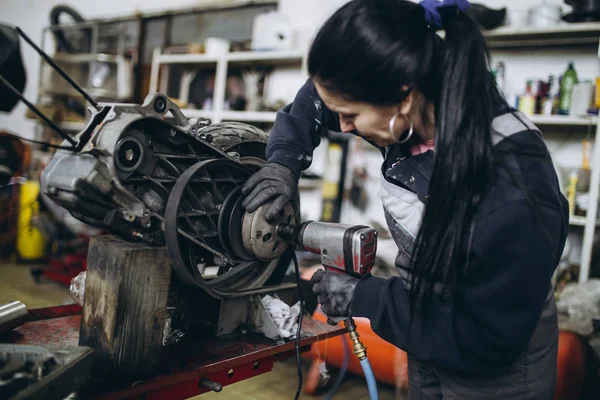 Donna Forte Degna Che Duro Lavoro Officina Riparazione Auto Moto — Foto Stock