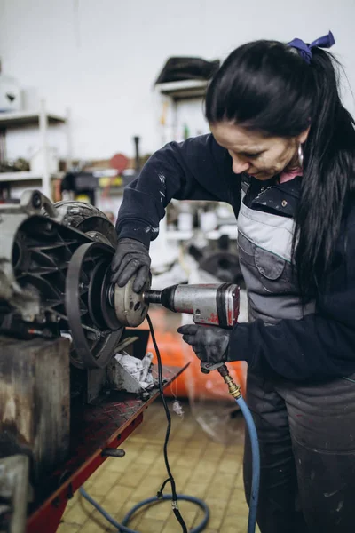 Silná Hodný Žena Dělá Tvrdé Práci Opravně Aut Motocyklů — Stock fotografie