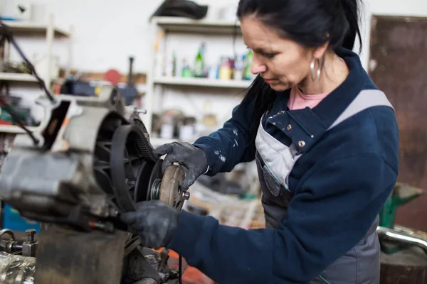 Mulher Forte Digna Fazendo Trabalho Duro Oficina Reparação Automóveis Motocicletas — Fotografia de Stock