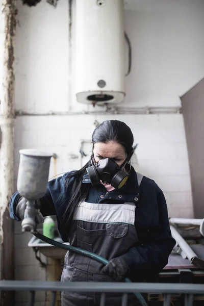 Mulher Forte Digna Fazendo Trabalho Duro Ela Usando Compressor Pulverização — Fotografia de Stock