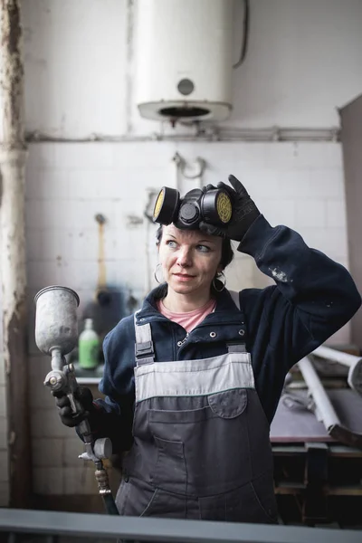 Sterke Waardige Vrouw Hard Werk Met Behulp Van Industriële Spray — Stockfoto