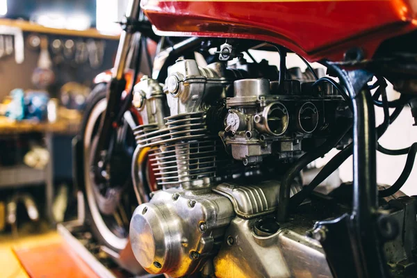 发动机特写镜头的美丽和复古定制摩托车 — 图库照片