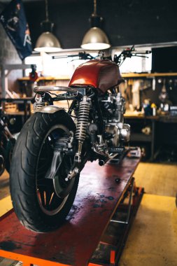onarım garajda eski özel motosiklet