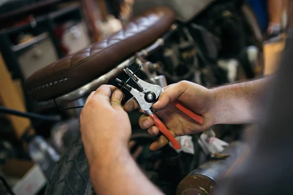 Gros Plan Homme Expérimenté Travaillant Dans Atelier Moto Sur Mesure — Photo