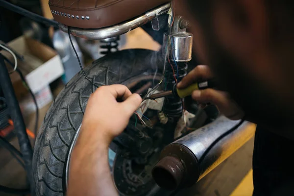 Close Shot Experienced Man Working Custom Made Motorcycle Workshop — Stock Photo, Image