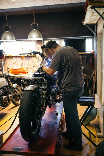 Soldador Masculino Reparação Motocicleta Loja — Fotografia de Stock