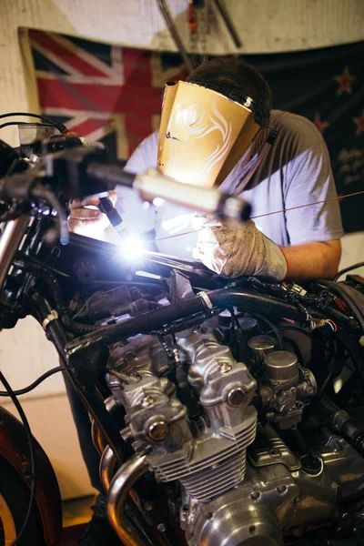 Soudeur Masculin Réparer Moto Dans Atelier — Photo