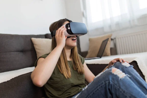 Hermosa Joven Disfrutando Realidad Virtual Casa —  Fotos de Stock