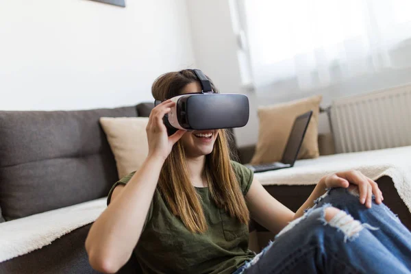 Hermosa Joven Disfrutando Realidad Virtual Casa —  Fotos de Stock