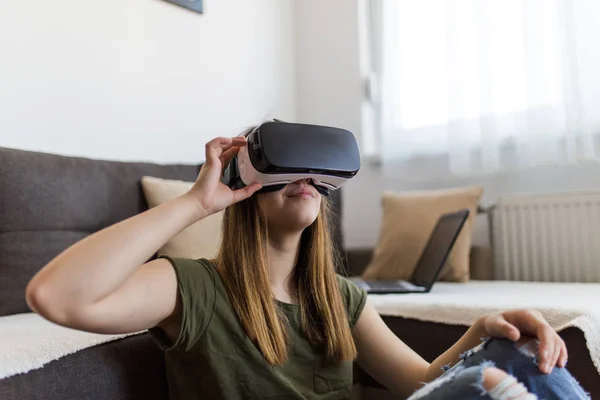 Hermosa Joven Disfrutando Realidad Virtual Casa —  Fotos de Stock
