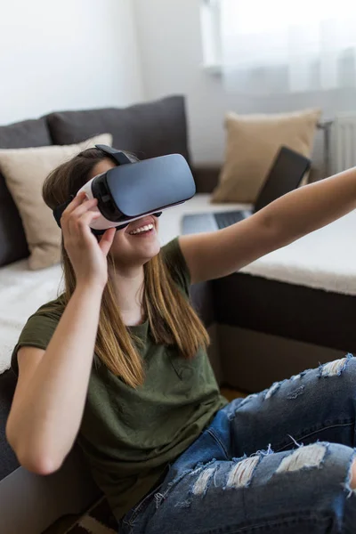 Hermosa Joven Disfrutando Realidad Virtual Casa —  Fotos de Stock