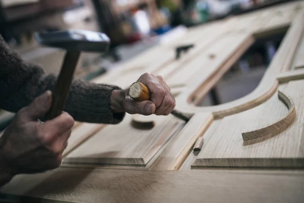 Nahaufnahme Eines Alten Tischlermeisters Bei Der Arbeit Seiner Holzverarbeitung Oder — Stockfoto