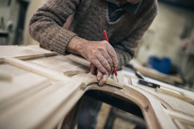 Eski usta marangoz çalışma içinde onun ahşap ya da atölye görüntüsünü kapatmak