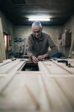 Eski usta marangoz çalışma içinde onun ahşap ya da atölye görüntüsünü kapatmak