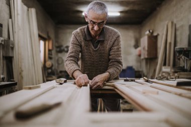 Eski usta marangoz çalışma içinde onun ahşap ya da atölye görüntüsünü kapatmak