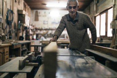 Eski usta marangoz çalışma içinde onun ahşap ya da atölye görüntüsünü kapatmak