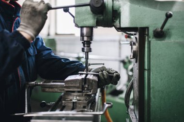 Metalurji ağır sanayi. Fabrika Üretim Sanayi makineleri için. Düşük ışık çekim kadar kapatın. Kısa alan derinliği.
