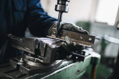 Metalurji ağır sanayi. Fabrika Üretim Sanayi makineleri için. Düşük ışık çekim kadar kapatın. Kısa alan derinliği.