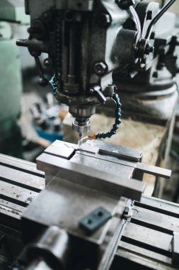 Metalurji ağır sanayi. Fabrika Üretim Sanayi makineleri için. Düşük ışık çekim kadar kapatın. Kısa alan derinliği.
