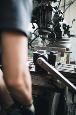Metalurji ağır sanayi. Fabrika Üretim Sanayi makineleri için. Düşük ışık çekim kadar kapatın. Kısa alan derinliği.