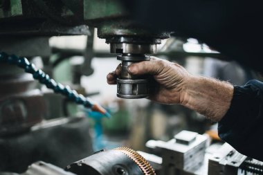 Metalurji ağır sanayi. Fabrika Üretim Sanayi makineleri için. Düşük ışık çekim kadar kapatın. Kısa alan derinliği.