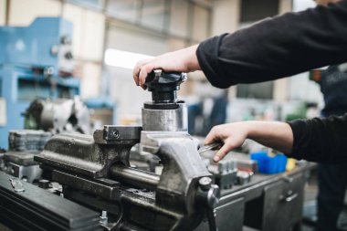 Metalurji ağır sanayi. Fabrika Üretim Sanayi makineleri için. Düşük ışık çekim kadar kapatın. Kısa alan derinliği.