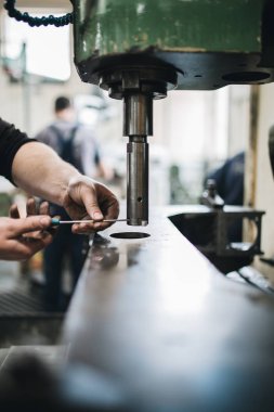 Metalurji ağır sanayi. Fabrika Üretim Sanayi makineleri için. Düşük ışık çekim kadar kapatın. Kısa alan derinliği.