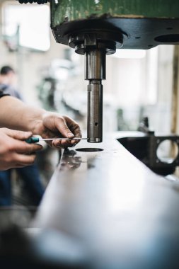 Metalurji ağır sanayi. Fabrika Üretim Sanayi makineleri için. Düşük ışık çekim kadar kapatın. Kısa alan derinliği.