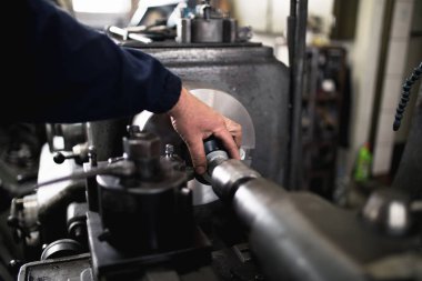 Metalurji ağır sanayi. Fabrika Üretim Sanayi makineleri için. Düşük ışık çekim kadar kapatın. Kısa alan derinliği.