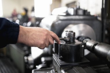 Metalurji ağır sanayi. Fabrika Üretim Sanayi makineleri için. Düşük ışık çekim kadar kapatın. Kısa alan derinliği.