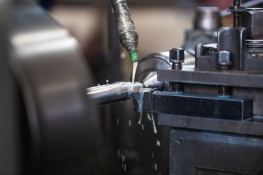 Metalurji ağır sanayi. Fabrika Üretim Sanayi makineleri için. Düşük ışık çekim kadar kapatın. Kısa alan derinliği.