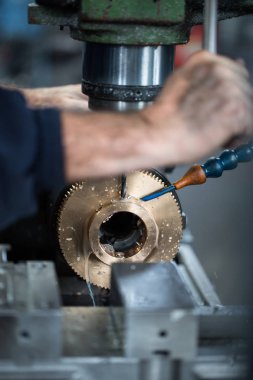 Metalurji ağır sanayi. Fabrika Üretim Sanayi makineleri için. Düşük ışık çekim kadar kapatın. Kısa alan derinliği.