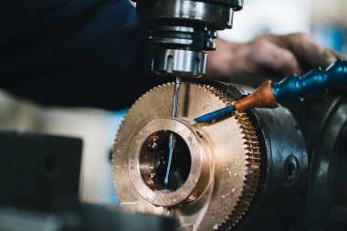 Metalurji ağır sanayi. Fabrika Üretim Sanayi makineleri için. Düşük ışık çekim kadar kapatın. Kısa alan derinliği.