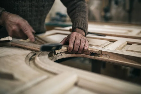 Primer Plano Del Viejo Maestro Carpintero Trabajando Carpintería Taller —  Fotos de Stock