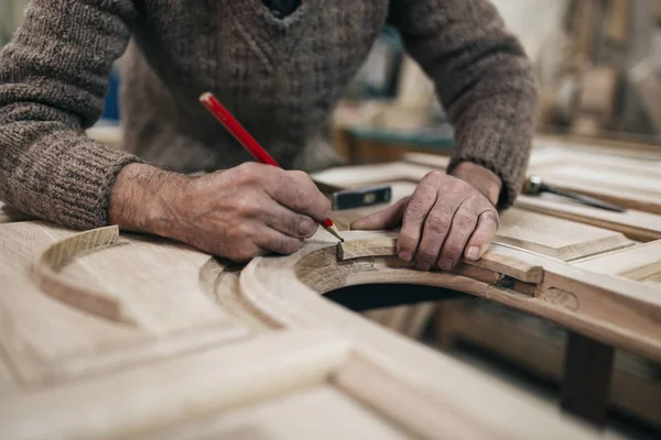Primer Plano Del Viejo Maestro Carpintero Trabajando Carpintería Taller —  Fotos de Stock