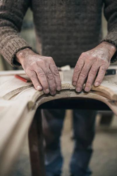 Close Tiro Velho Mestre Carpinteiro Trabalhando Sua Madeira Oficina — Fotografia de Stock