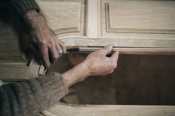 Primer Plano Del Viejo Maestro Carpintero Trabajando Carpintería Taller — Foto de Stock